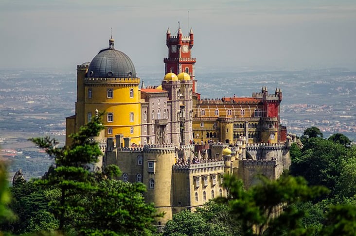 Palácio Nacional da Pena -  Inaugurado em 1854, fica em Sintra. Representa o estilo arquitetônico do Romantismo do século XIX. É o primeiro palácio nesse estilo da Europa. Mas também tem elementos neogóticos e detalhes com inspiração indiana. 