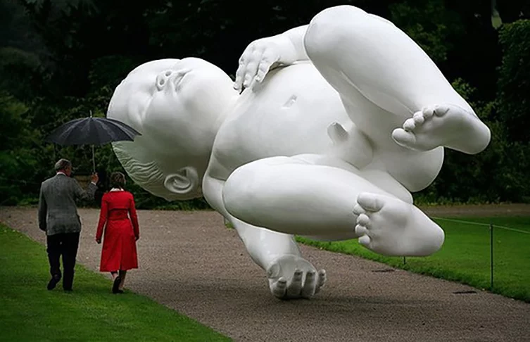 Bebê Gigante - Inglaterra - Quem visita os jardins do palácio Chatsworth House, em Derbyshire, construído no século XVII, não deixa de olhar a escultura criada por Marc Quinn. É um bebê gigante (de 7 meses, segundo o autor), apoiado no chão apenas com a mão. Parece que vai cair. 