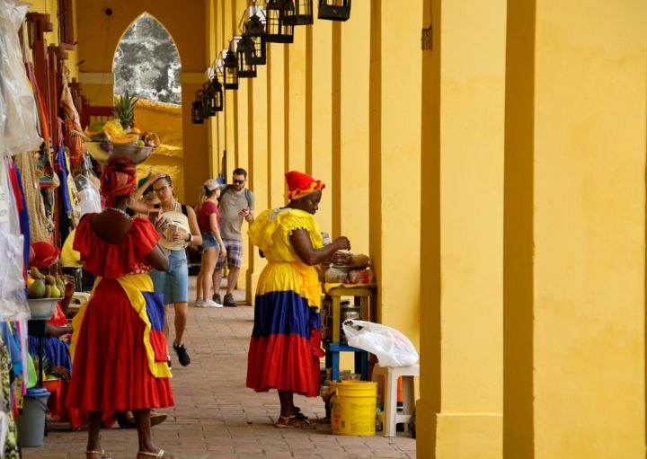 Cartagena é uma cidade vibrante com uma rica cultura. A mistura de influências indígenas, africanas e europeias se reflete na música, comida, dança e artesanato da comunidade local.