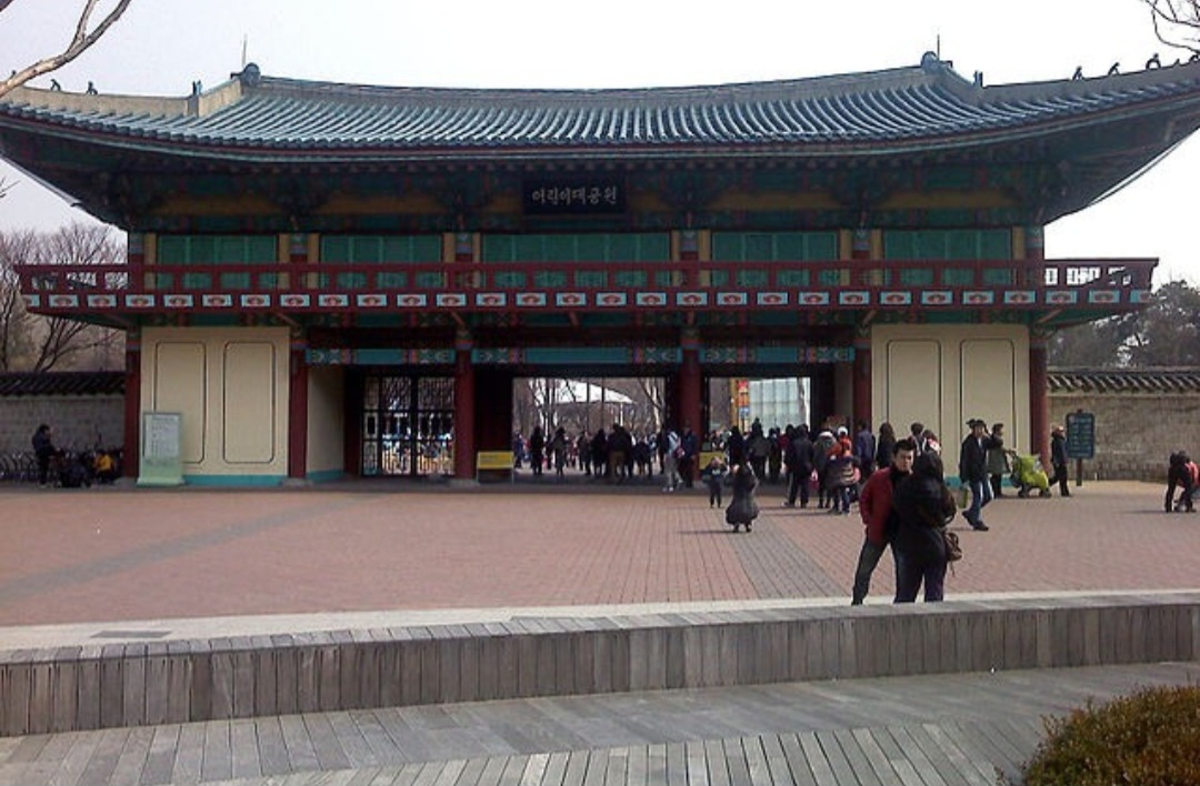 O Seoul Children's Grand Park é um complexo de lazer no bairro de Gwangjin-gu, que tem trilhas, colinas, parque de diversões e o zoológico, onde as zebras estão entre as espécies em exibição. 