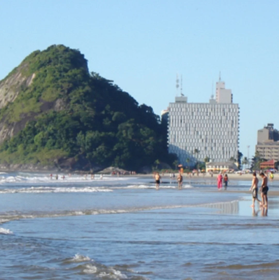 Outro lugar com mais gente do que casa, Matinhos, no litoral do Paraná, fez um grande investimento de R$ 314,9 milhões para ampliar a sua praia, usando 3,2 milhões de metros cúbicos de areia, o que equivale a 220 mil caminhões cheios!
