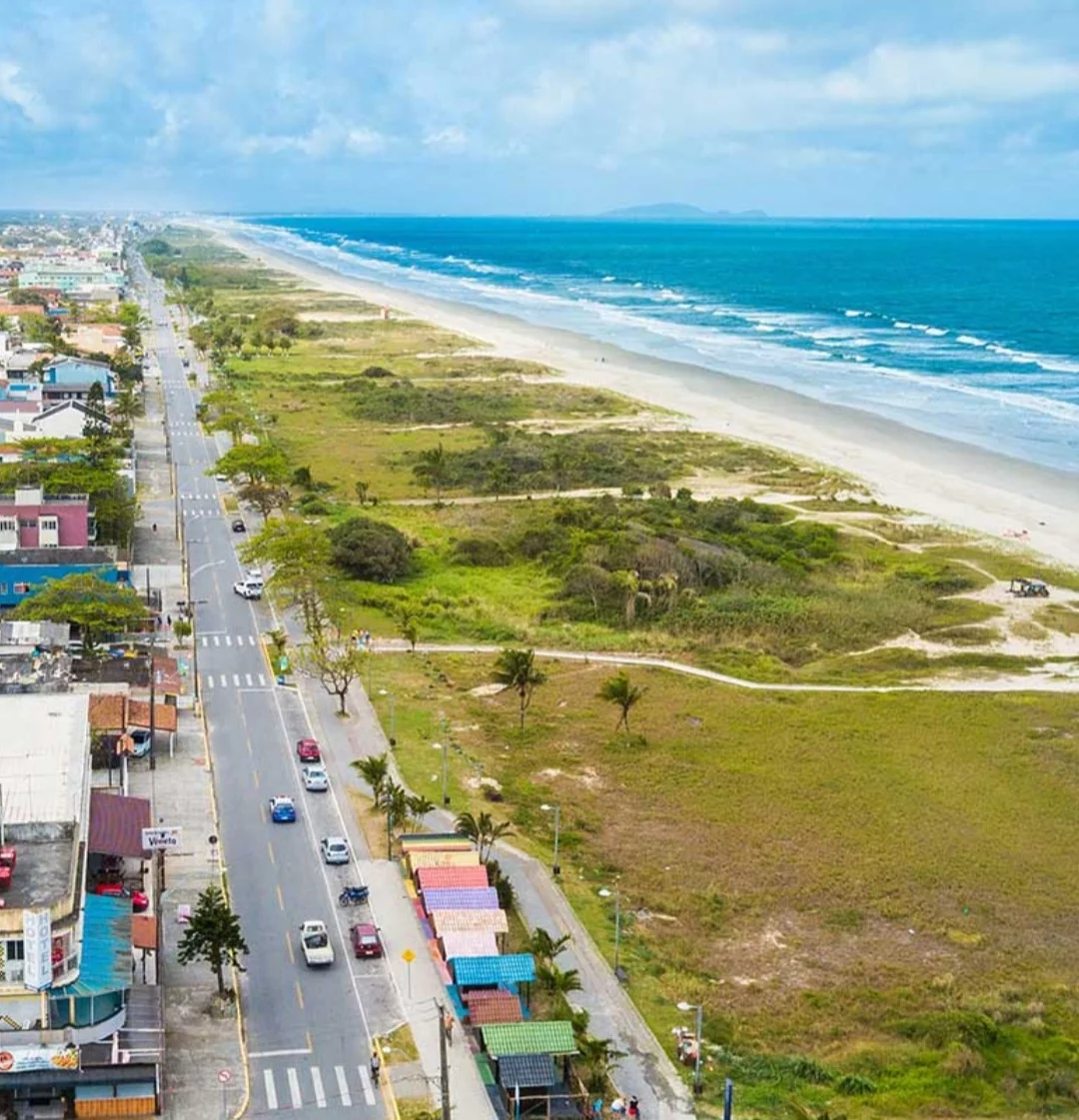 No top 10 das cidades com mais casas por pessoa, também estão Jaguaruna (SC), Pontal do Paraná (PR) (foto), Imbé (RS), Ilha Comprida (SP) e Saubara (BA), onde a média é quase 1,2 casa por pessoa.
