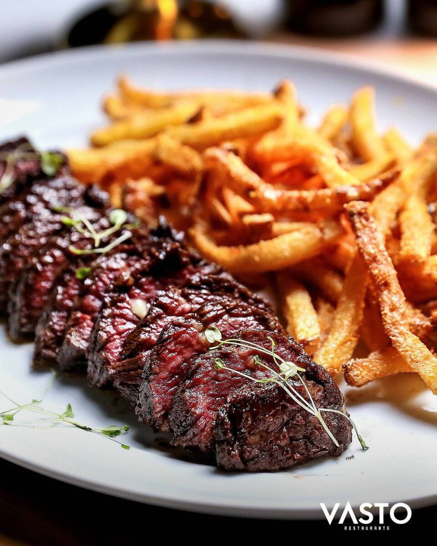 O cardápio do Vasto possui o Denver Steak, unindo o sabor da carne macia e marmorizada acompanhado de batata frita 