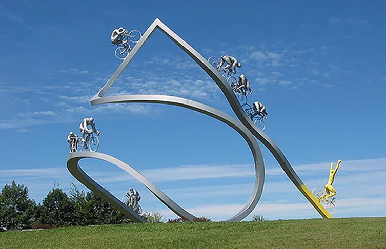 Tour de France - França - O maior campeonato francês de ciclismo ganhou um monumento divertido, com 18m de altura, que representa o terreno irregular da prova. A escultura muda de cor com a vibração do vencedor. Fica na Cordilheira dos Pireneus, na fronteira com a Espanha.  