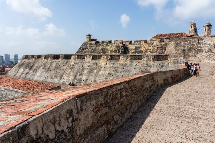 A cidade era um alvo frequente de ataques de piratas, o que levou à construção de uma extensa muralha que a rodeia até hoje.