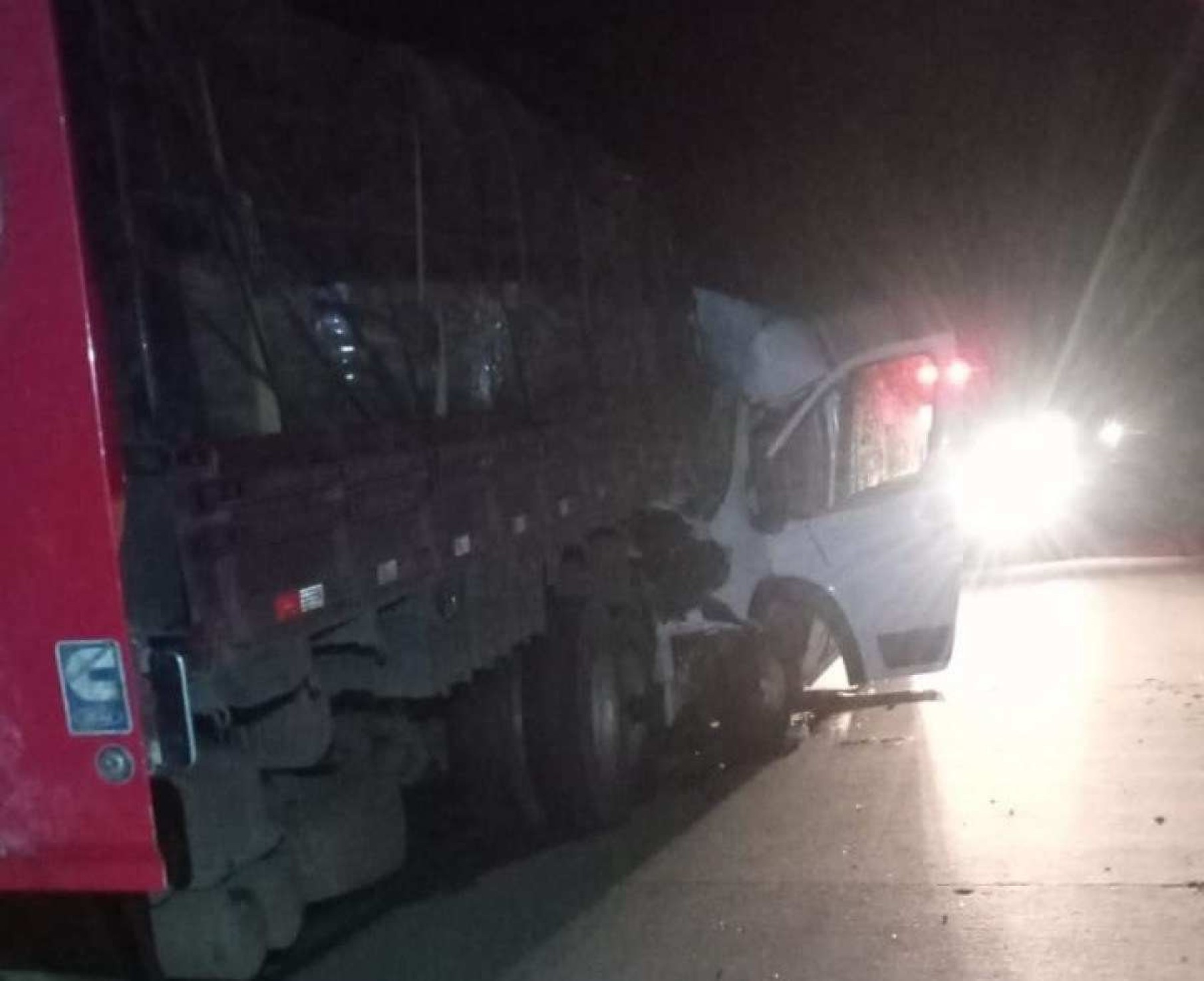 Acidente com caminhão e van deixa ferido e fecha faixa da BR-381