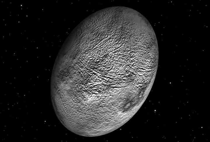 Ele possui dois pequenos satélites naturais, Hi?iaka e Namaka, que acredita-se serem destroços que se separaram em decorrência de uma antiga colisão. Haumea também é o objeto astronômico com a mais rápida rotação no Sistema Solar, durando apenas quatro horas.