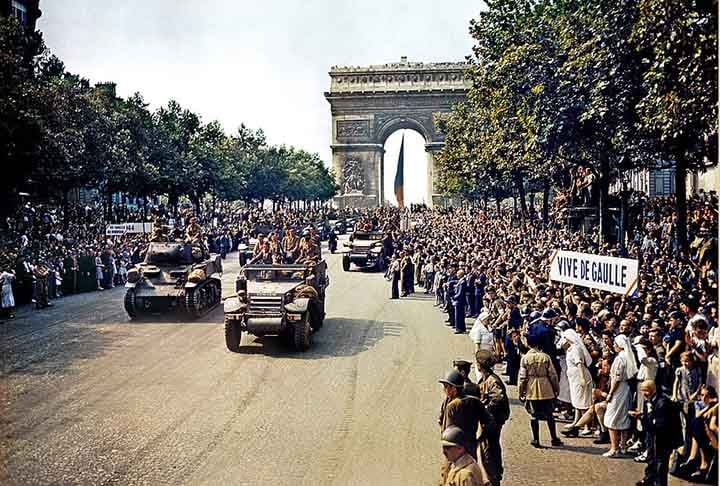 Em 1944, forças francesas desfilaram pela região do Arco do Triunfo para celebrar a libertação de Paris dos nazistas durante a Segunda Guerra Mundial.