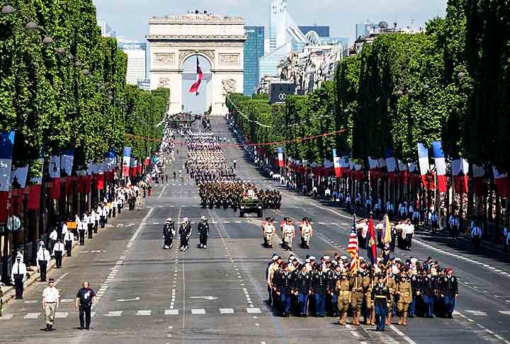 A região do Arco do Triunfo mais famoso de Paris costuma ser cenário de comemorações. Ele também é ponto inicial do tradicional desfile do feriado nacional de 14 de julho, em que os franceses relembram a queda da Bastilha, evento crucial da Revolução Francesa.



