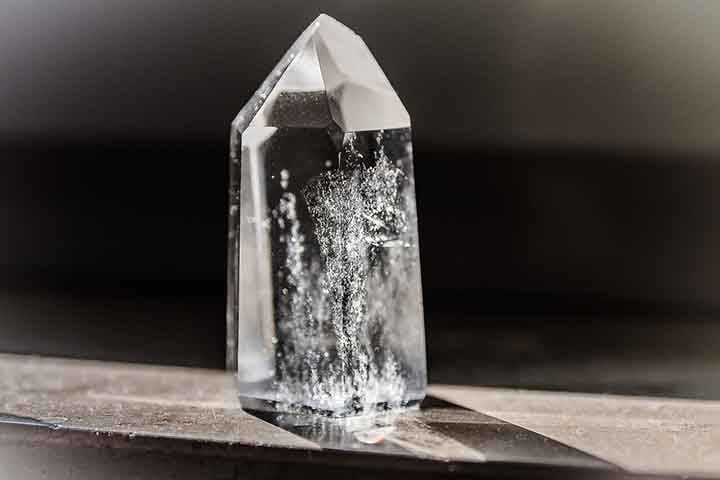 Cristal de Quartzo Transparente: Tipo mais comum de material usado para bola de cristal. É conhecido por suas propriedades de cura, clareza mental e amplificação de energia. É considerado o 