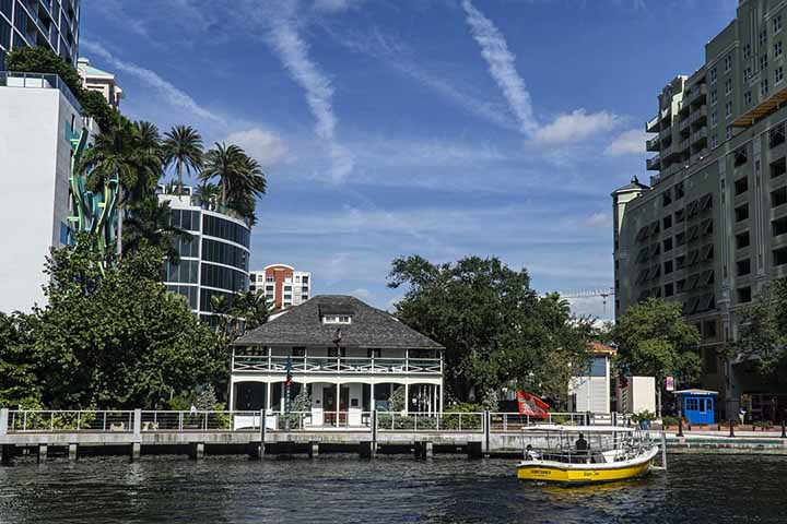 Museus situados no centro da cidade, como Stranahan House e New River Inn, trazem detalhes da formação da cidade e suas influências culturais, fruto da presença indígena e de afro-americanos. 
