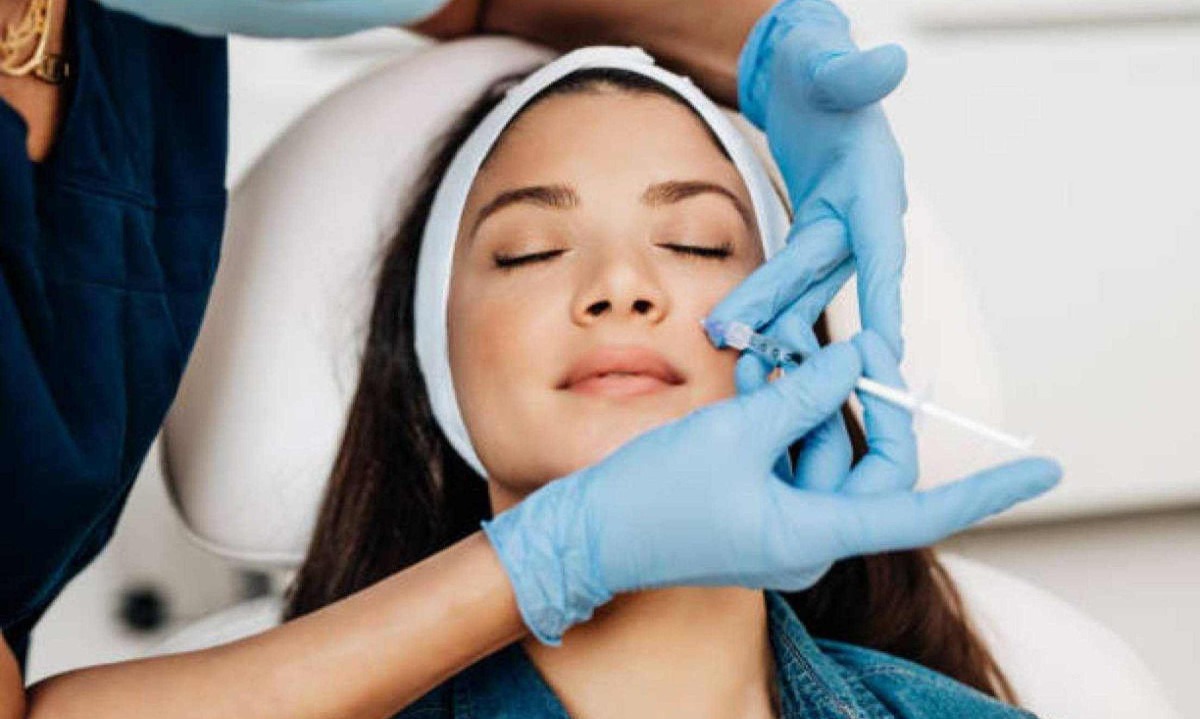  Attractive young woman is getting a rejuvenating facial injections at beauty clinic. The expert beautician is filling female wrinkles by botulinum.
     -  (crédito:  Getty Images)