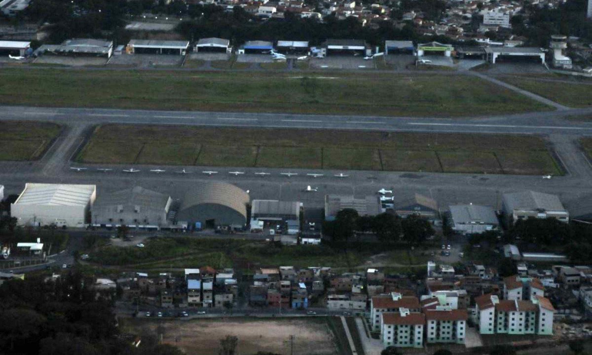 Prefeitura quer construir pelo menos 4.500 unidades habitacionais, além de equipamentos de saúde, educação e lazer, onde ficava o Aeroporto Carlos Prates -  (crédito: Gladyston Rodrigues/EM/D.A Press)