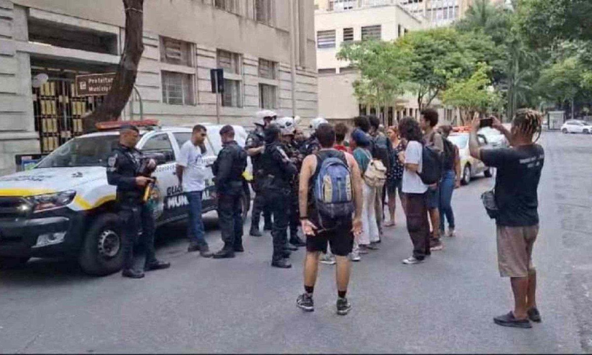 Conforme a PBH, durante o protesto, algumas pessoas tentaram forçar a entrada principal do prédio e tiveram que ser contidas -  (crédito: Túlio Santos / EM / D.A Press)