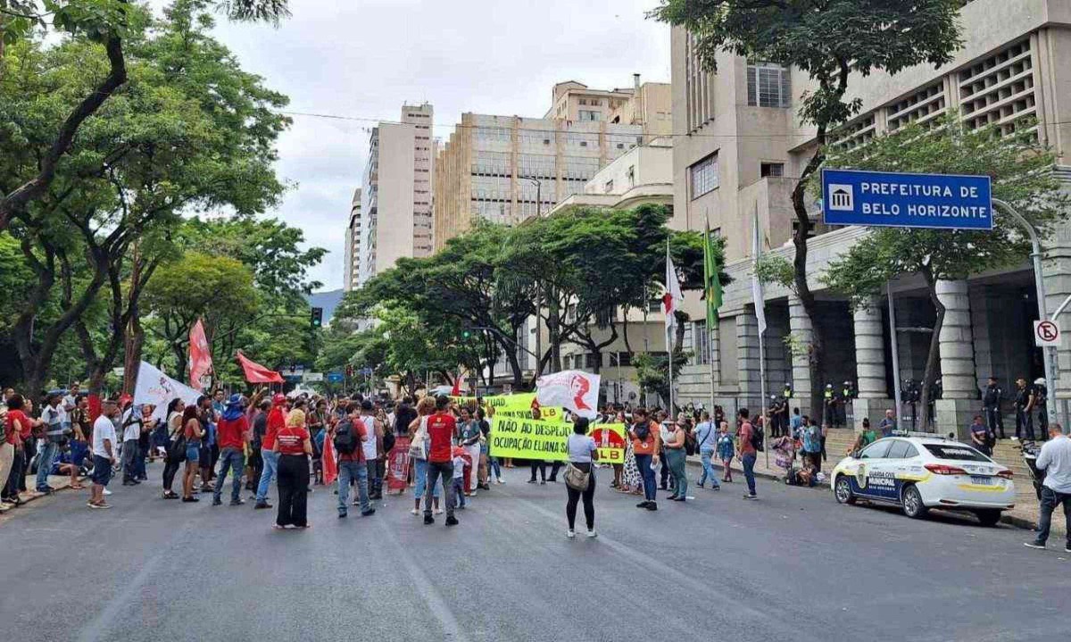 Manifestantes fecham a Avenida Afonso Pena, no Centro de BH, nesta quarta-feira (11) -  (crédito: Túlio Santos/EM/DA Press)