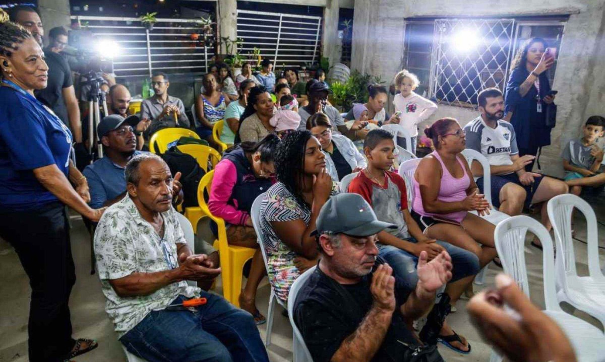  A deputada estadual Bella Gonçalves e o vereador Dr. Bruno Pedralva se reuniram com as famílias para ouvir as denúncias e vai ajudá-los a acionar a Justiça, caso necessário -  (crédito: Reprodução)