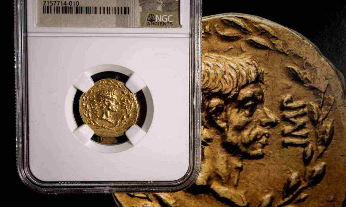 Moeda de ouro usada  na Roma antiga, com a imagem de Brutus, é exibida em uma casa de leilões em Genebra. Ela está conservada em uma caixa hermética para evitar alterações  -  (crédito: AFP)