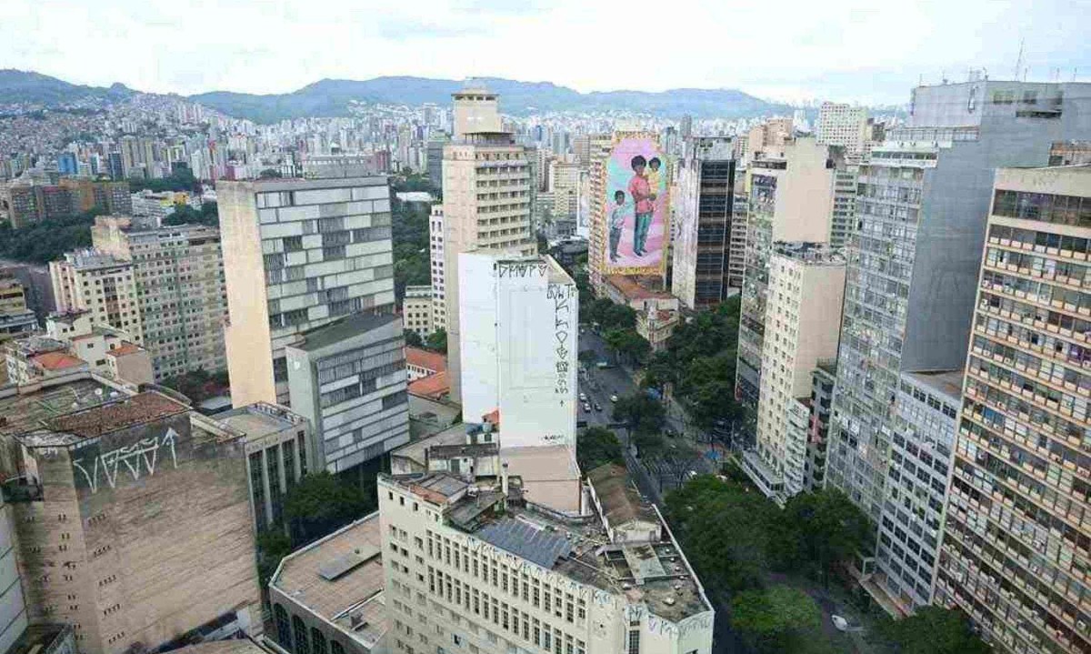 Centro da capital a partir do P7 Criativo, com a Serra do Curral ao fundo: o que não falta é cartão-postal para admirar os pontos altos da cidade -  (crédito: Leandro Couri/EM/D.A Press)