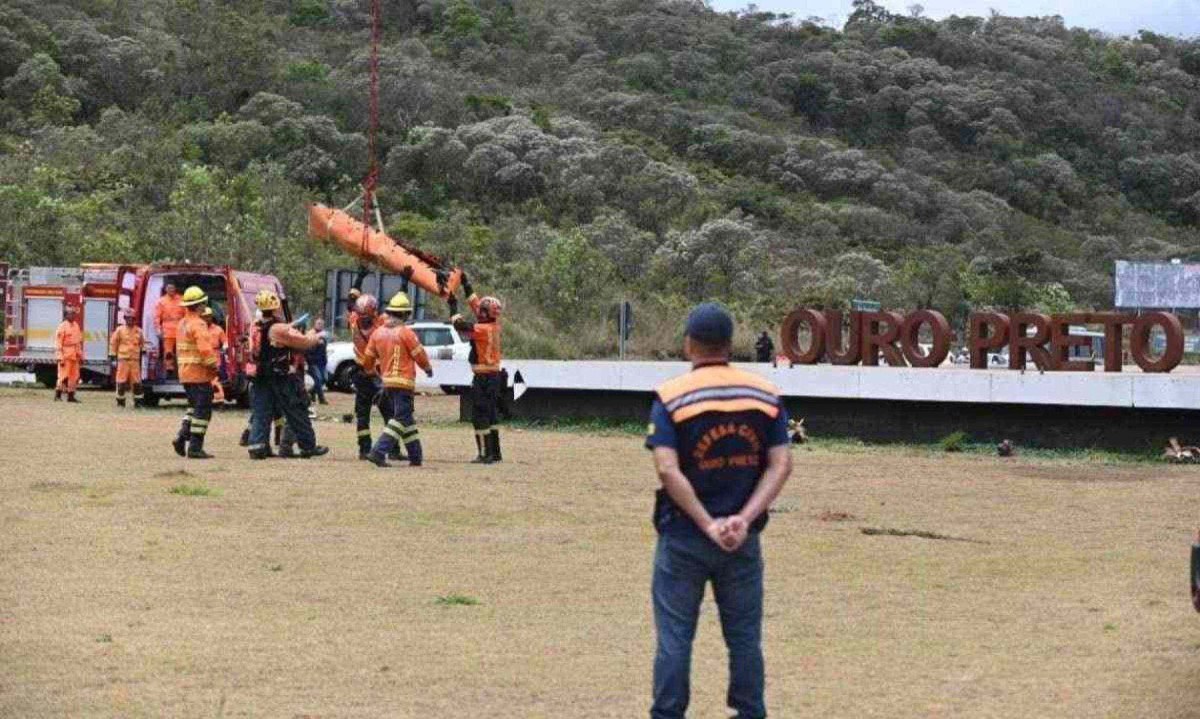 Acidente com helicóptero dos bombeiros adia expansão de bases aéreas em Minas -  (crédito: Leandro Couri)