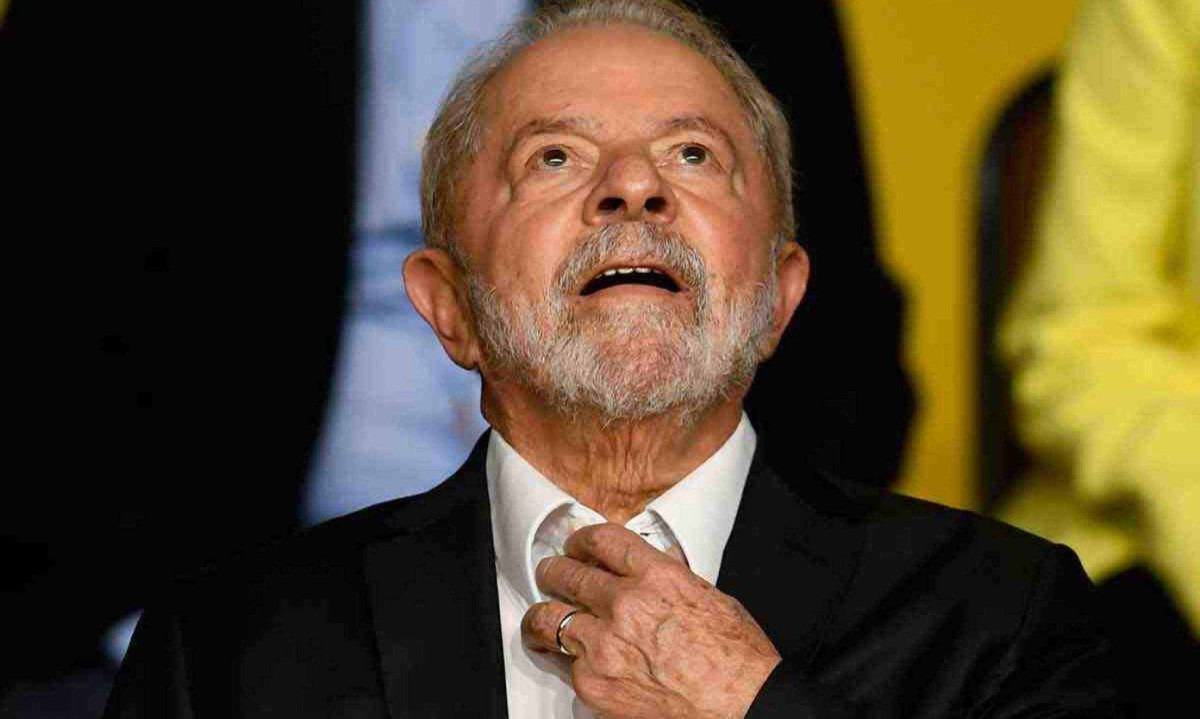 O novo procedimento a que Lula será submetido hoje, por mais simples e bem-sucedido que seja, alimenta muitas especulações políticas sobre o futuro de Lula
 -  (crédito: Evaristo Sá/AFP) 29/7/22)