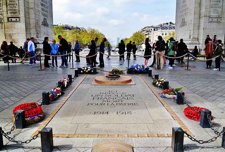 O portentoso Arco do Triunfo parisiense abriga no térreo o túmulo de soldado não identificado (o Soldado Desconhecido), morto na Primeira Guerra Mundial (1914 a 1918). 
