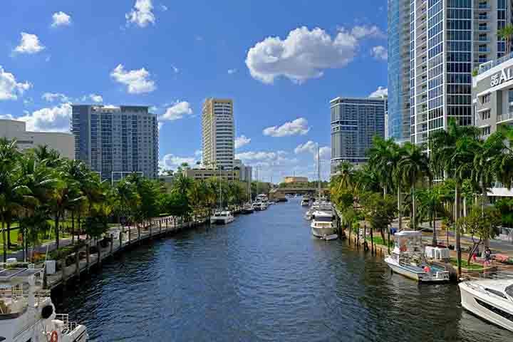 Muitos desses tours têm como destino o parque Riverwalk, próximo ao Las Olas Boulevard,  via urbana repleta de restaurantes, bares e equipamentos de artes para visitação. 
