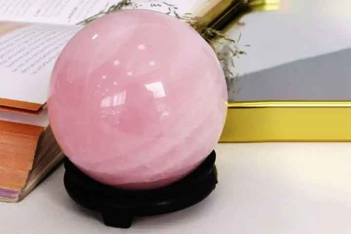 Quartzo Rosa - Resulta em bolas de cristal com uma coloração suave e rosada. Ligado ao amor, à compaixão e à cura emocional.
Uso Esotérico: Rituais de cura emocional, meditações focadas em amor-próprio e relacionamentos.