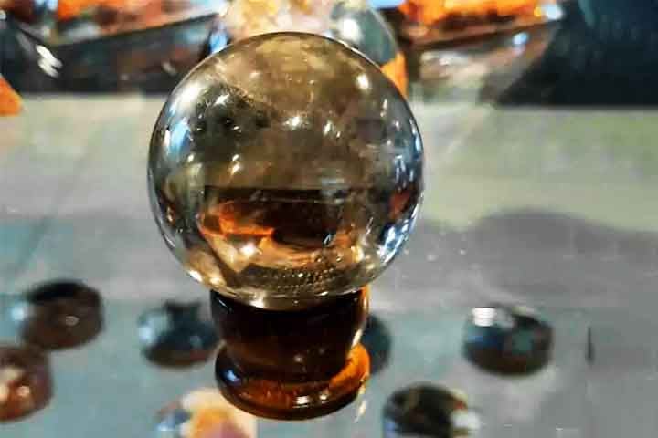 Cristal de Quartzo Fumê
Descrição: Bolas feitas de quartzo variam de translúcido a opaco, com tonalidades cinza ou marrons. Esse material é associado à dissipação de energias negativas.
Uso Esotérico: Práticas de proteção espiritual e equilíbrio energético.