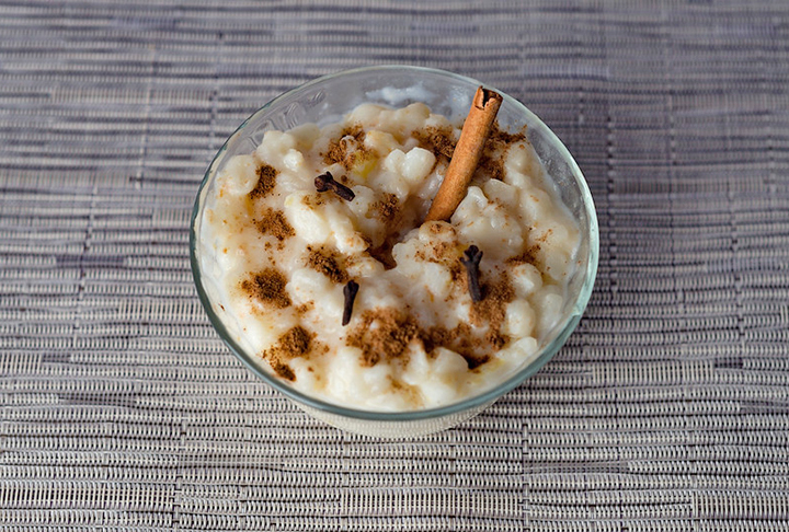 Canjica: Feito com milho branco, leite, açúcar, leite de coco e especiarias, a canjica é um prato típico das festas juninas brasileiras. Em algumas regiões do Brasil, também é chamada de 