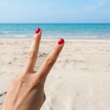 Vai viajar à praia? Aprenda seis truques para manter a saúde das unhas - Freepik