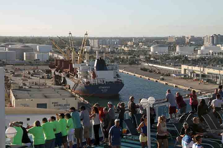 Fort Lauderdale ainda possui o segundo porto mais movimentado por cruzeiros no mundo, atrás apenas justamente de Miami. Trata-se do Port Everglades. 
