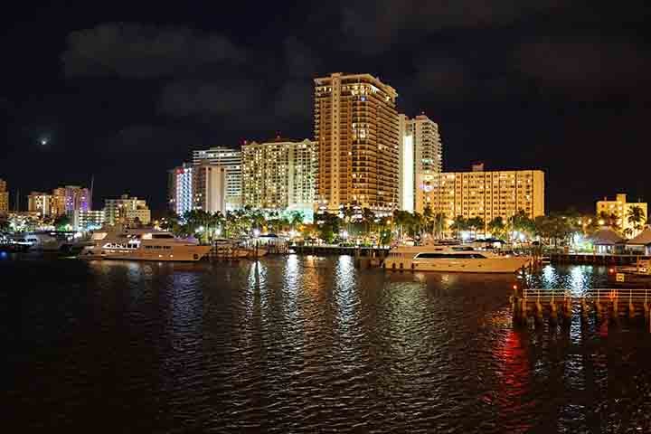 Localizada no sudeste da Flórida, Fort Lauderdale está a aproximadamente 30 milhas (ou 48 km) de Miami. 
