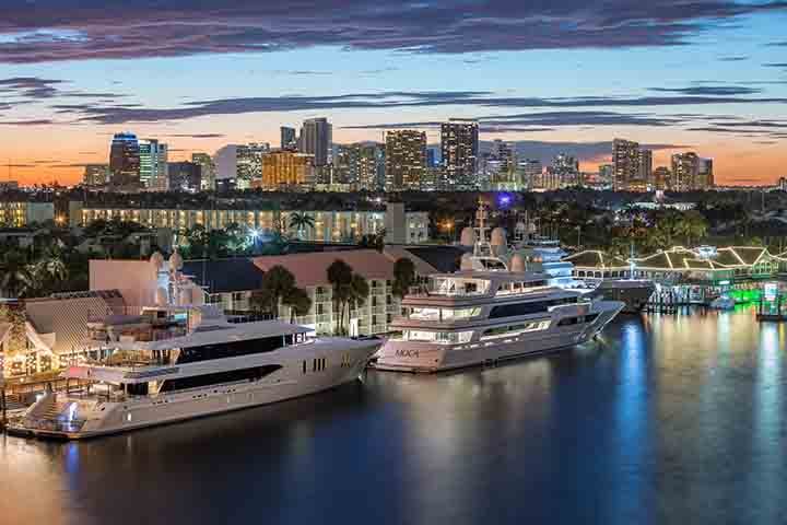 Mansões de luxo com jardins majestosos compõem a imagem de Fort Lauderdale, além dos iates enormes em canais e rios. 

