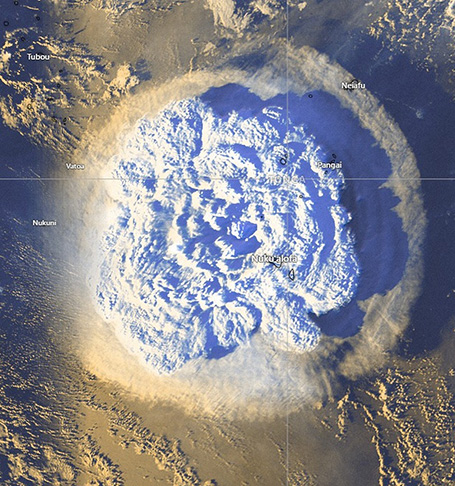 Em 2022, a erupção do vulcão submarino Hunga Tonga-Hunga Ha'apai causou devastação no país e foi sentida em várias partes do mundo.