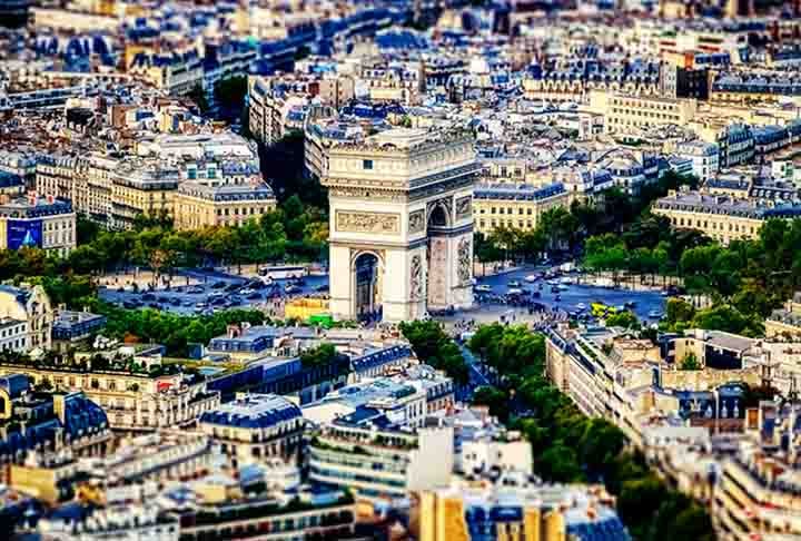 Além do mais famoso, que ficou conhecido como Arco do Triunfo da Place l’Étolie (nome anterior da praça local), Paris conta ainda com outros três arcos do triunfo. Nenhum deles alcançou fama parecida ao da praça Charles de Gaulle. 

