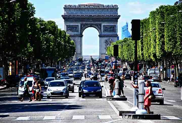 Com arquitetura neoclássica, o Arco do Triunfo possui dois grandes pórticos frontais para passagem e dois menores nas laterais. 
