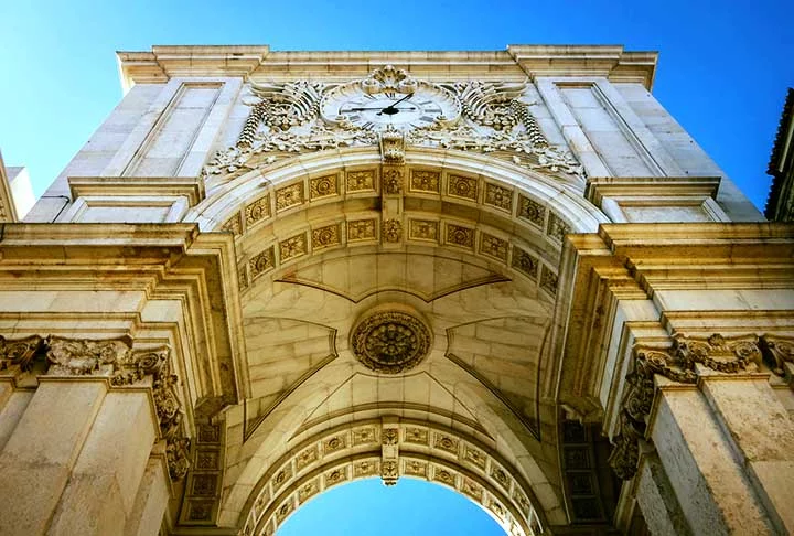 O monumento foi erguido a mando de Napoleão Bonaparte, imperador francês no início do século XIX.Com a obra, Napoleão quis glorificar suas vitórias militares em um tempo de grande expansionismo territorial. 
