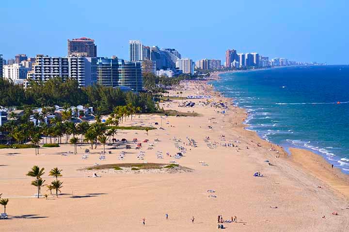 O litoral da Grande Lauderdale conta com 37 km de praias (algumas paradisíacas) que podem ser acessadas pelos canais navegáveis. 

