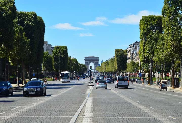 Localizado na Praça Charles de Gaulle, o monumento encontra-se na junção da avenida Charles de Gaulle com a Champs-Élysées, a via mais famosa de Paris, conhecida por suas lojas de luxo, teatros e cafés elegantes.
