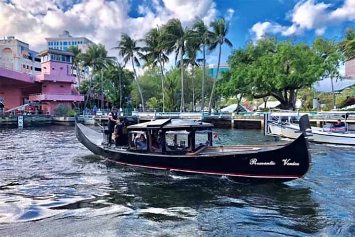 Para fazer jus à fama de “Veneza Americana”, no canal de New River há a presença de gôndolas com seus clássicos gondoleiros, como na cidade italiana.

