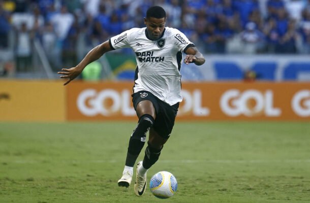 JÚNIOR SANTOS - O Anjo das Pernas Confusas correu muito e se desgastou à toa. Não entendeu a sua função em campo - NOTA: 3,5 - Foto: Vitor Silva/Botafogo