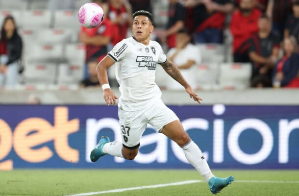 MARTINS - Começou arisco, partindo para cima. Depois, muito bem marcado, não teve recurso para superar o lateral-direito rival.  