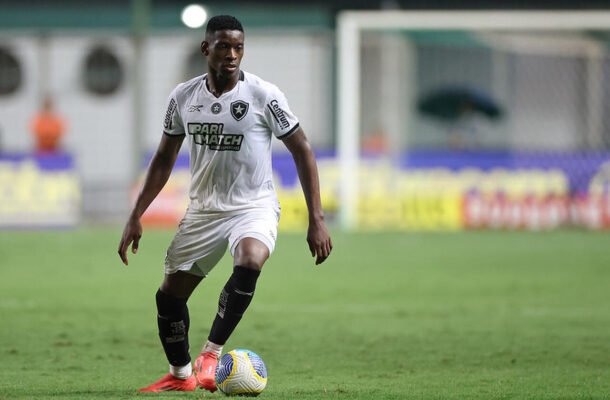 LUIZ HENRIQUE - Conseguiu amarelar um jogador do Pachuca, com suas escapadas pela direita. Arriscou um chute mais ou menos perigoso no primeiro tempo, algo que faltou ao time de Artur Jorge - NOTA: 6,0 - Foto: Vitor Silva/Botafogo 