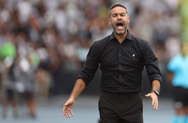 TÉCNICO: ARTUR JORGE - Compreensível não ter colocado a força máxima em campo. Seu time é vítima de um calendário bizarro. Mas bagunçou um time resiliente nas últimas partidas - NOTA: 5,5 - Foto: Vitor Silva/Botafogo 
