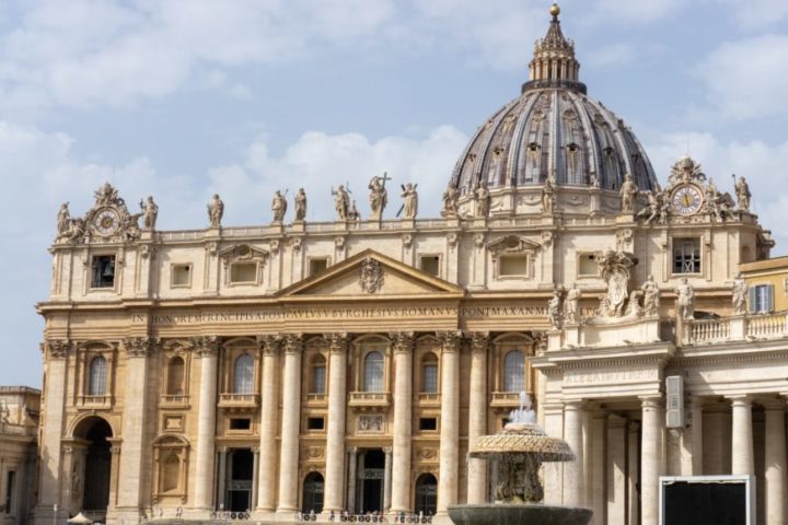 A Basílica de São Pedro, localizada no Vaticano, é uma das igrejas mais importantes do mundo e um local de peregrinação para milhões de católicos.