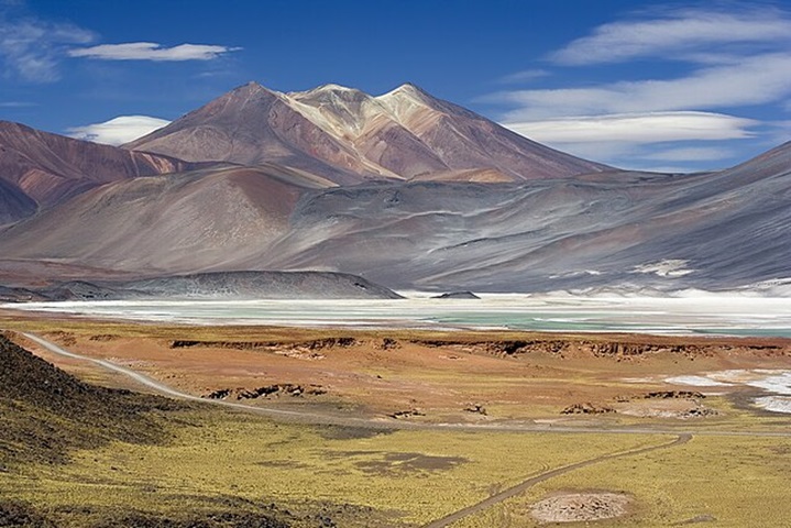 Segundo o USGS, o Chile detém a maior reserva de lítio do planeta (46,6%), com destaque para o Salar de Atacama.