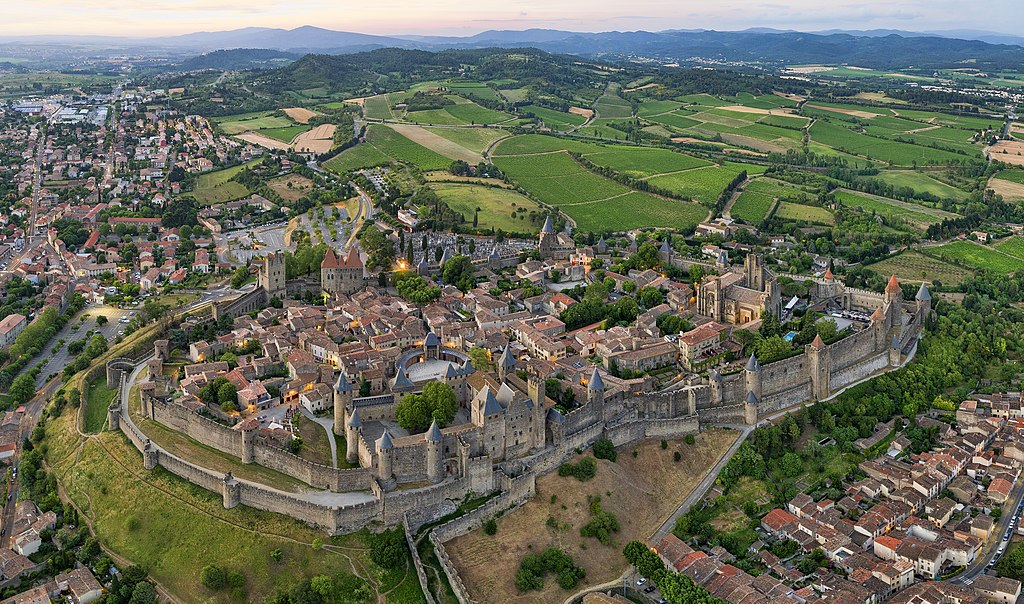 Carcassona (França) - Fica no sul do país, na região de Carcassonnais, próximo à fronteira com a Espanha. Há registros de ocupação desde 3.000 anos a.C, mas a cidade se desenvolveu na era medieval. Atualmente, tem cerca de 49 mil residentes. 