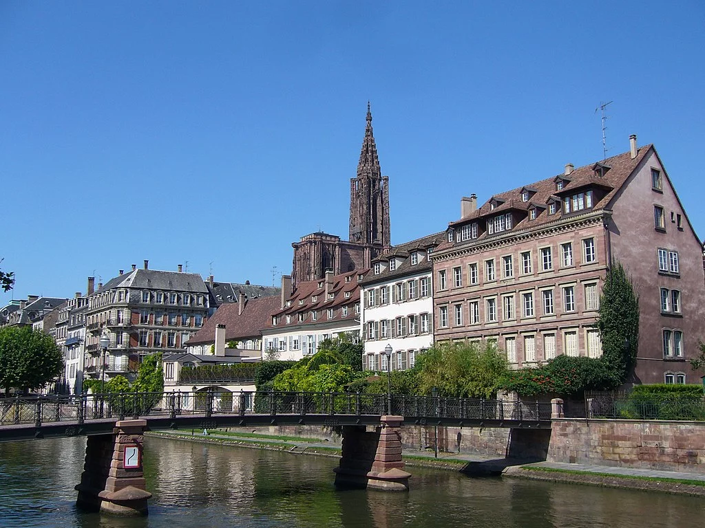 Estrasburgo (França) - Fica no leste do país, perto da fronteira com a Alemanha. O século I a.C. marcou a  fundação da cidade, que inicialmente foi dominada por celtas e romanos até ser incorporada ao Império Franco no século V (quando historicamente começa a Idade Média). Sua população é de aproximadamente 270 mil habitantes. 