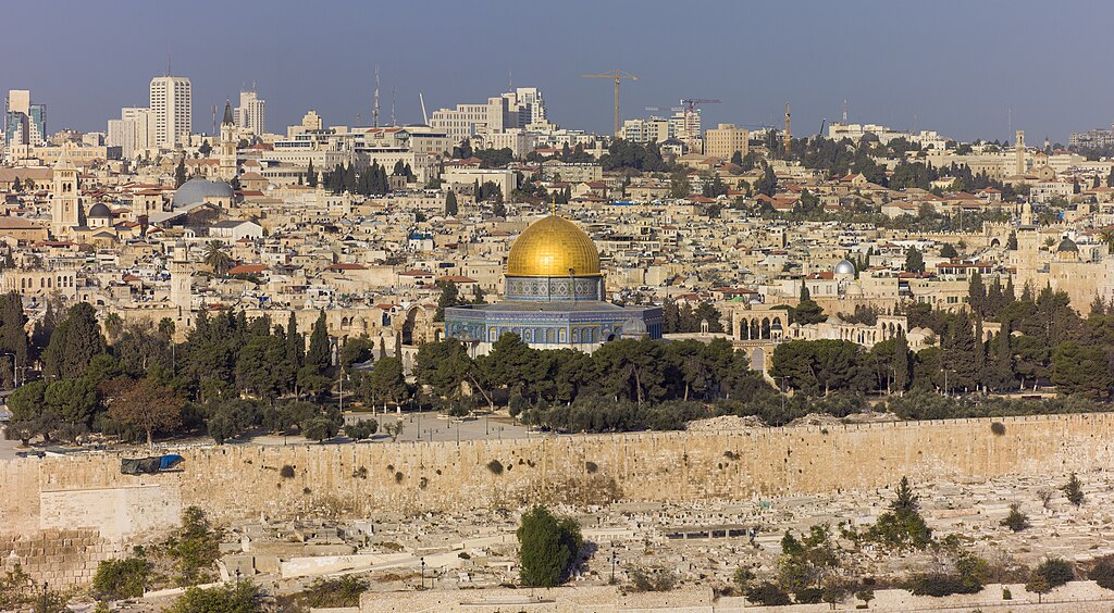 Jerusalém (Israel) - Alvo de disputa com a Palestina pelo seu domínio. Uma das cidades mais antigas do mundo, foi fundada em 3.000 a.C. É sagrada no judaísmo, cristianismo e islamismo. Tem cerca de 900 mil habitantes. 