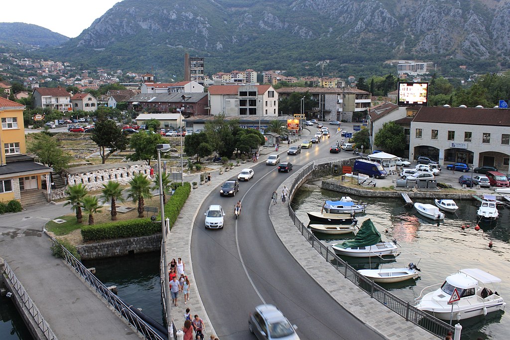  Kotor (Montenegro) - Habitada desde a Roma Antiga (quando se chamava Ascrívio), fazia parte da província da Dalmácia.Sua capital, também chamada de Kotor, é conhecida pelos belos fiordes no Mediterrâneo. Tem cerca de 22 mil habitantes.           